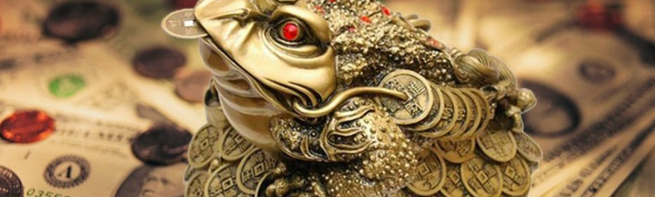 Un rospo con una moneta in bocca - un talismano che attira denaro