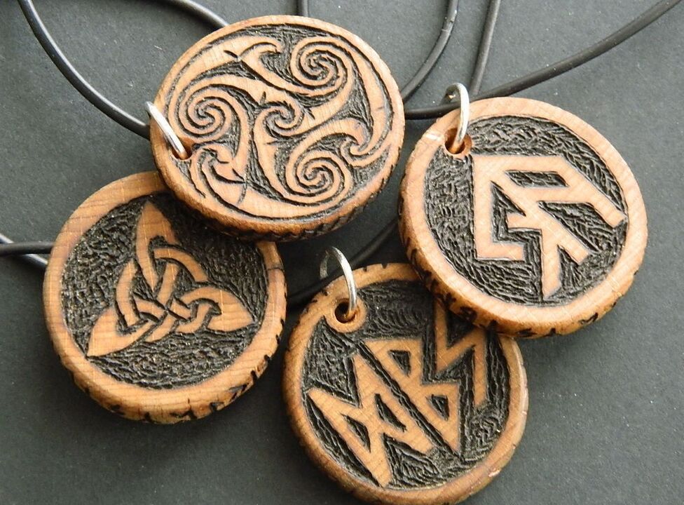 Ciondolo con rune come portafortuna